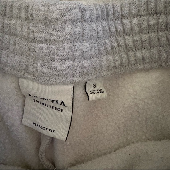 Aritzia micro shorts - Picture 2 of 3